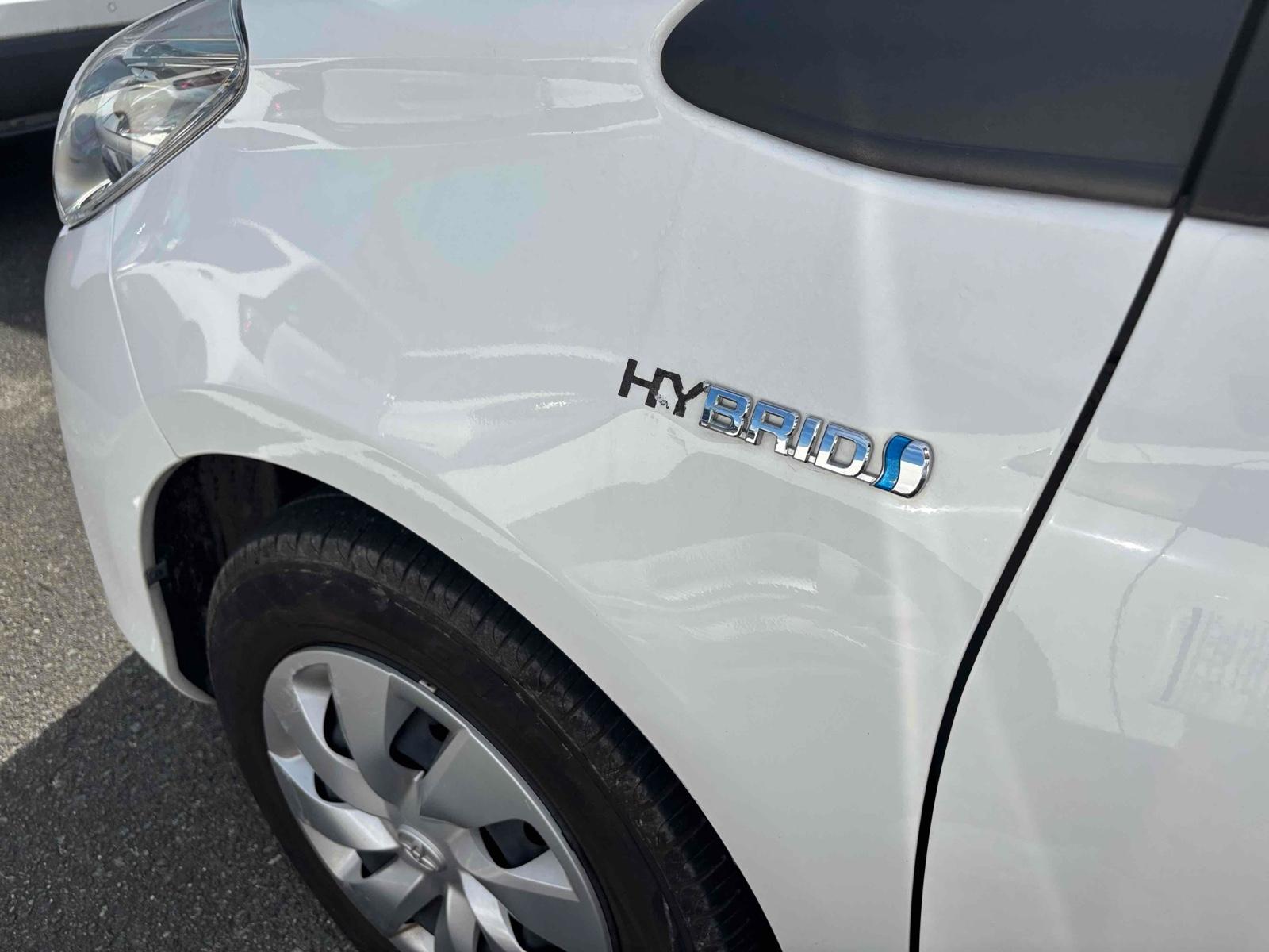 TOYOTA VITZ HYBRID F Image 11