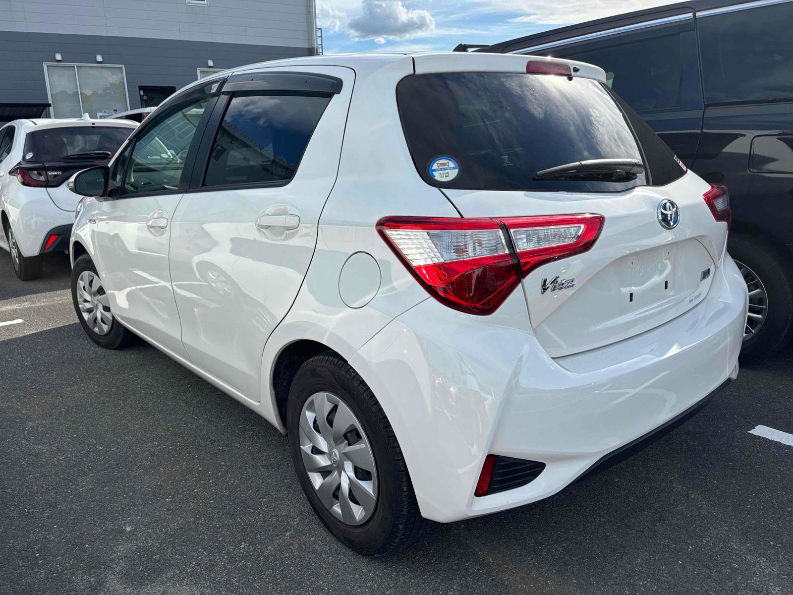 TOYOTA VITZ HYBRID F Image 2