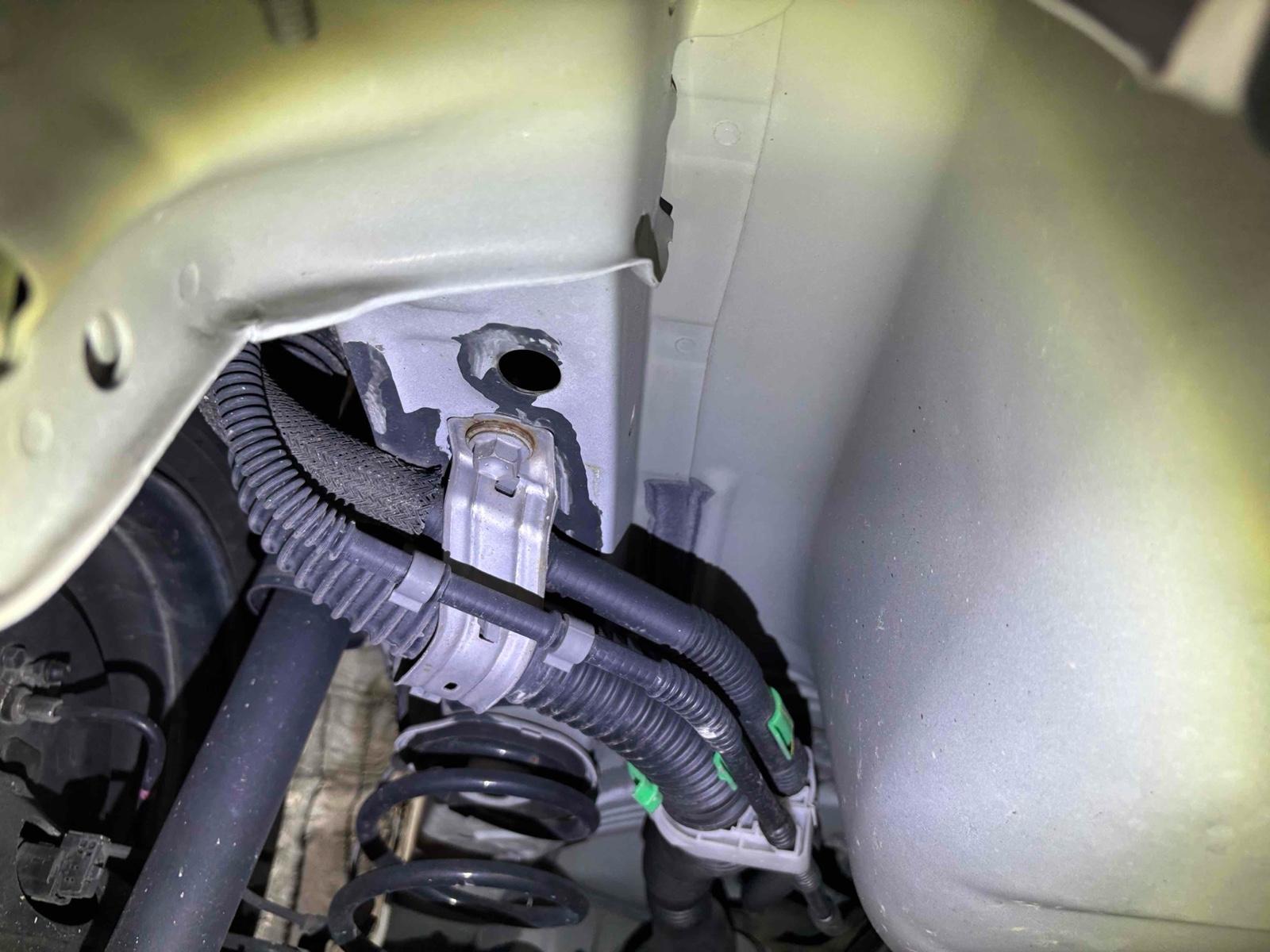 TOYOTA VITZ HYBRID F Image 13