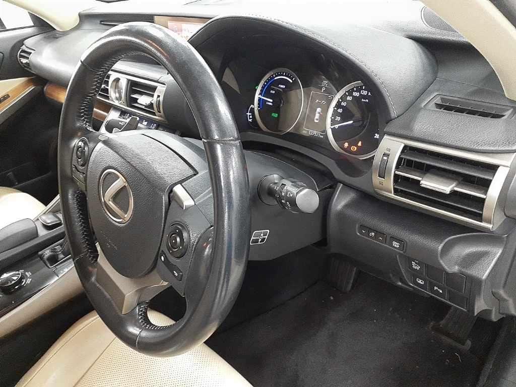 LEXUS IS 4D IS300H VERSION L Image 3