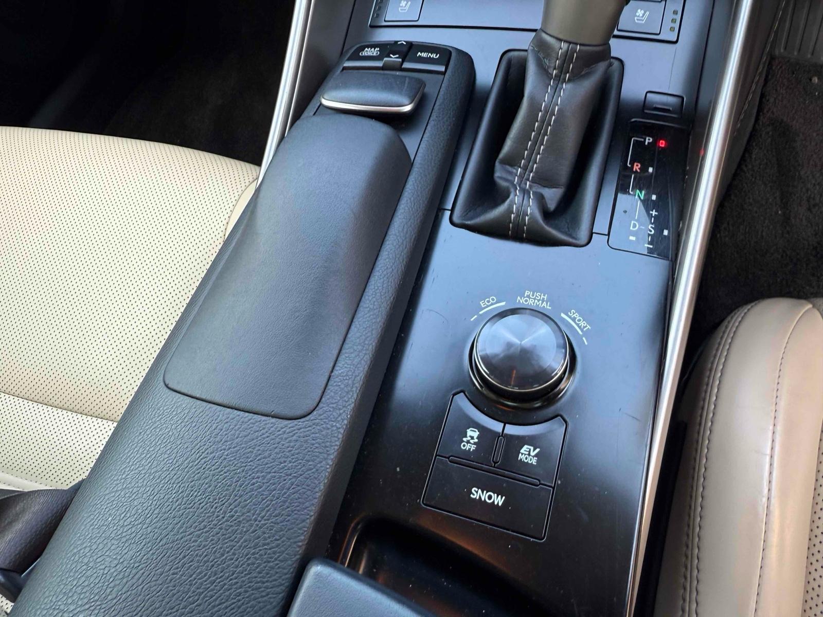 LEXUS IS 4D IS300H VERSION L Image 10