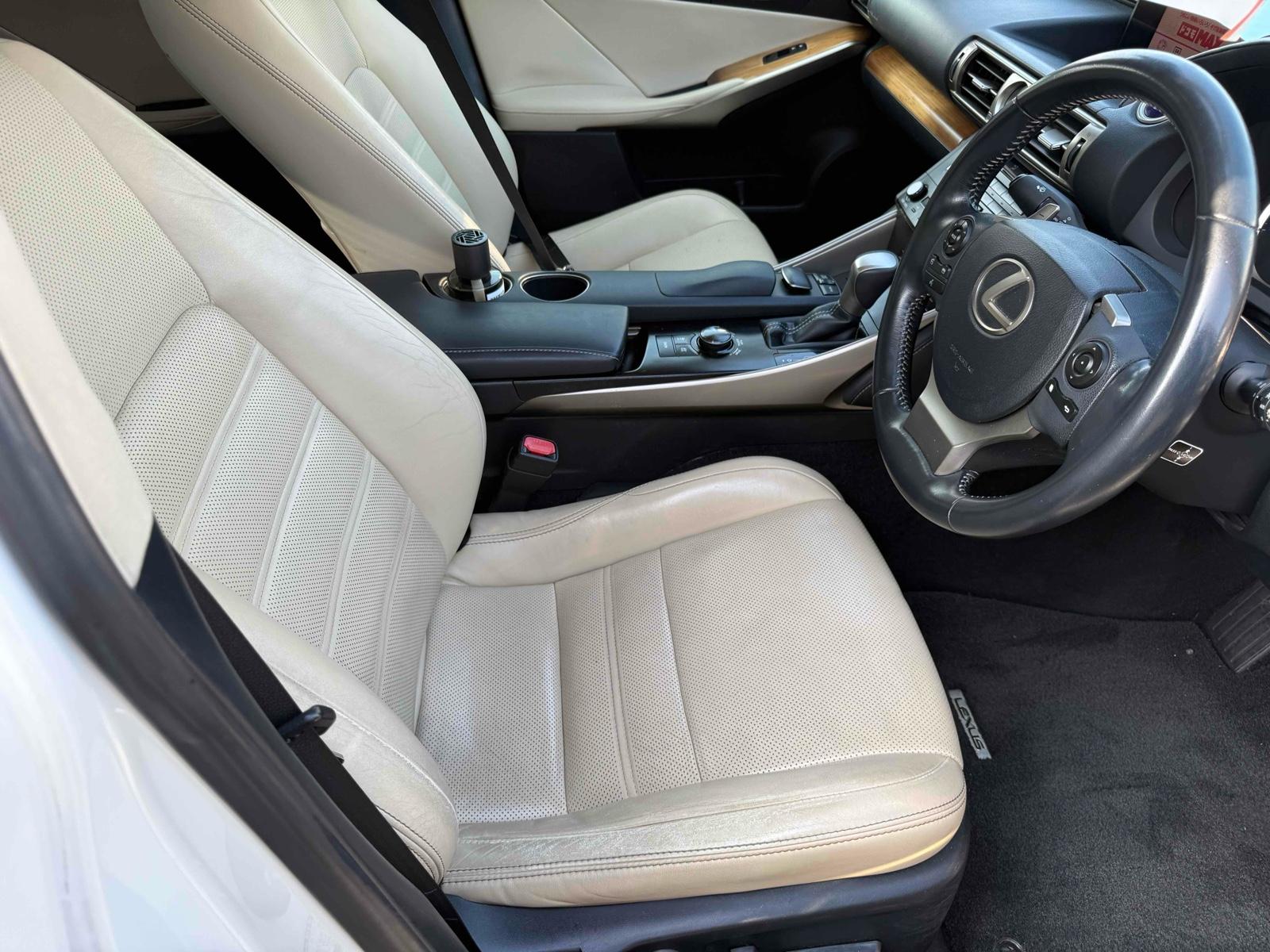 LEXUS IS 4D IS300H VERSION L Image 8