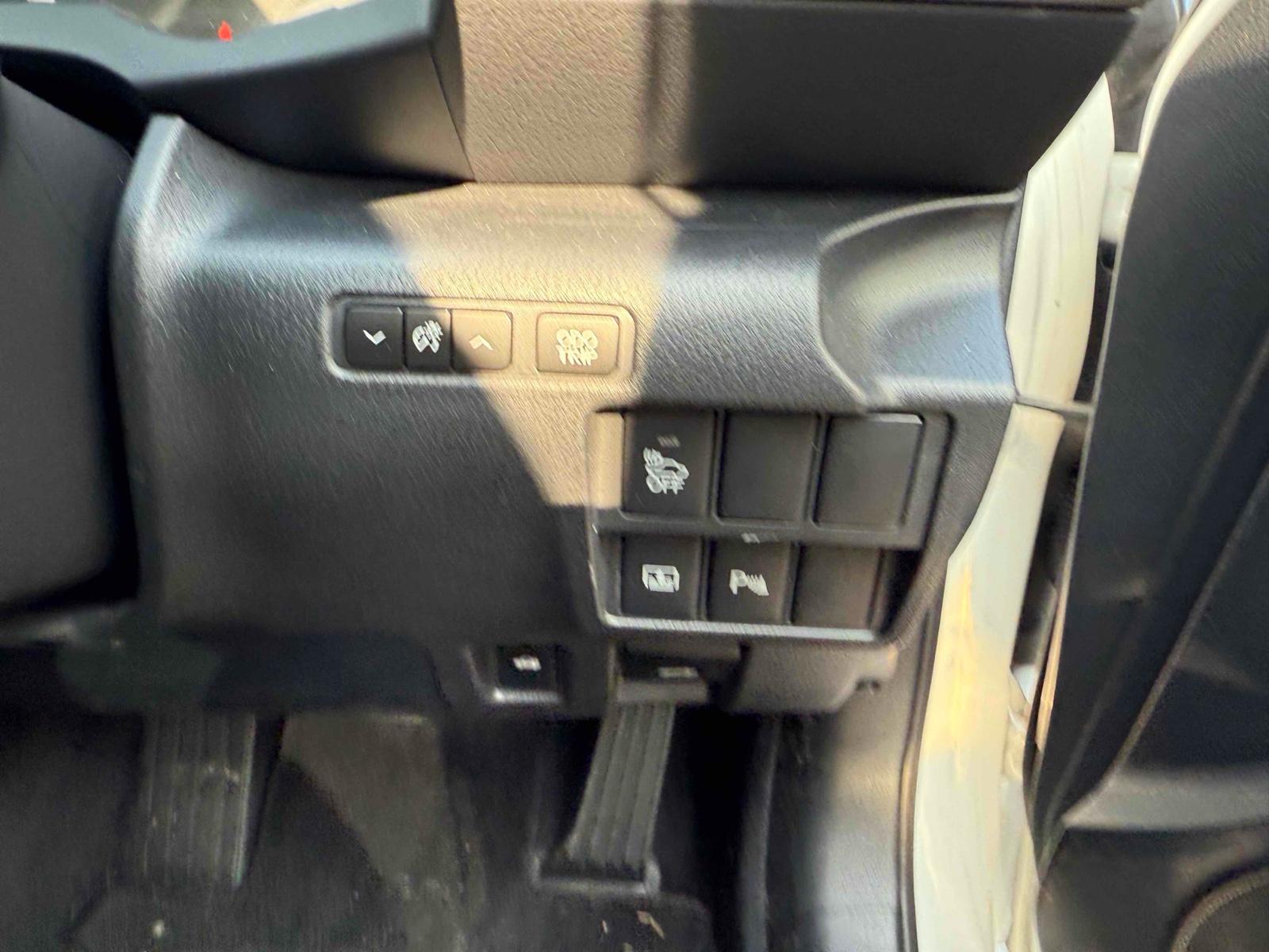 LEXUS IS 4D IS300H VERSION L Image 9