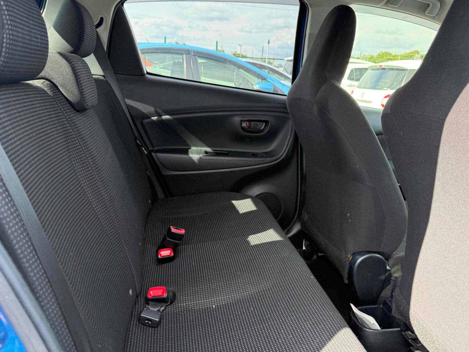 TOYOTA VITZ F Image 9