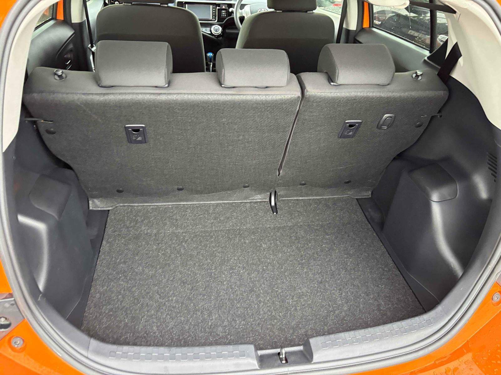 TOYOTA AQUA S Image 8