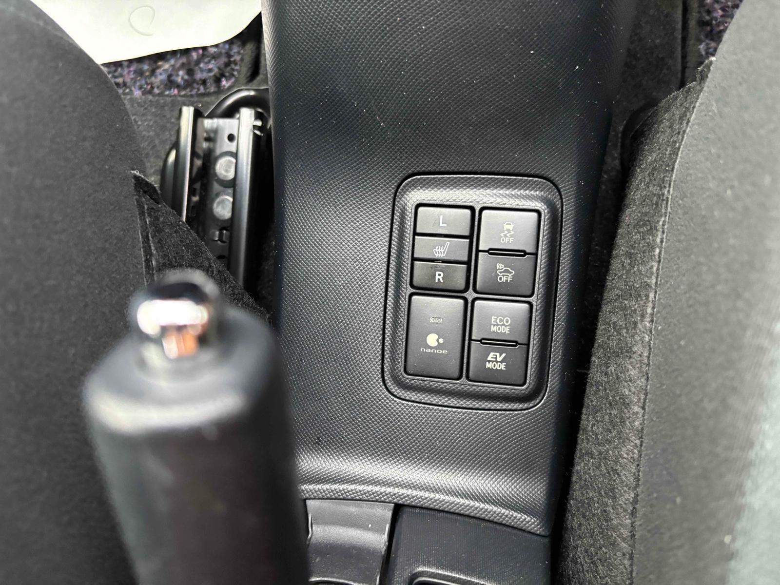 TOYOTA AQUA S Image 9