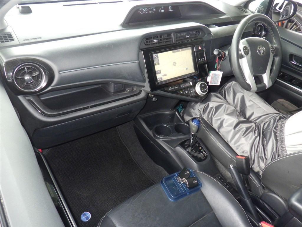TOYOTA AQUA G BLACK SOFT LEATHER SELECTION Image 3