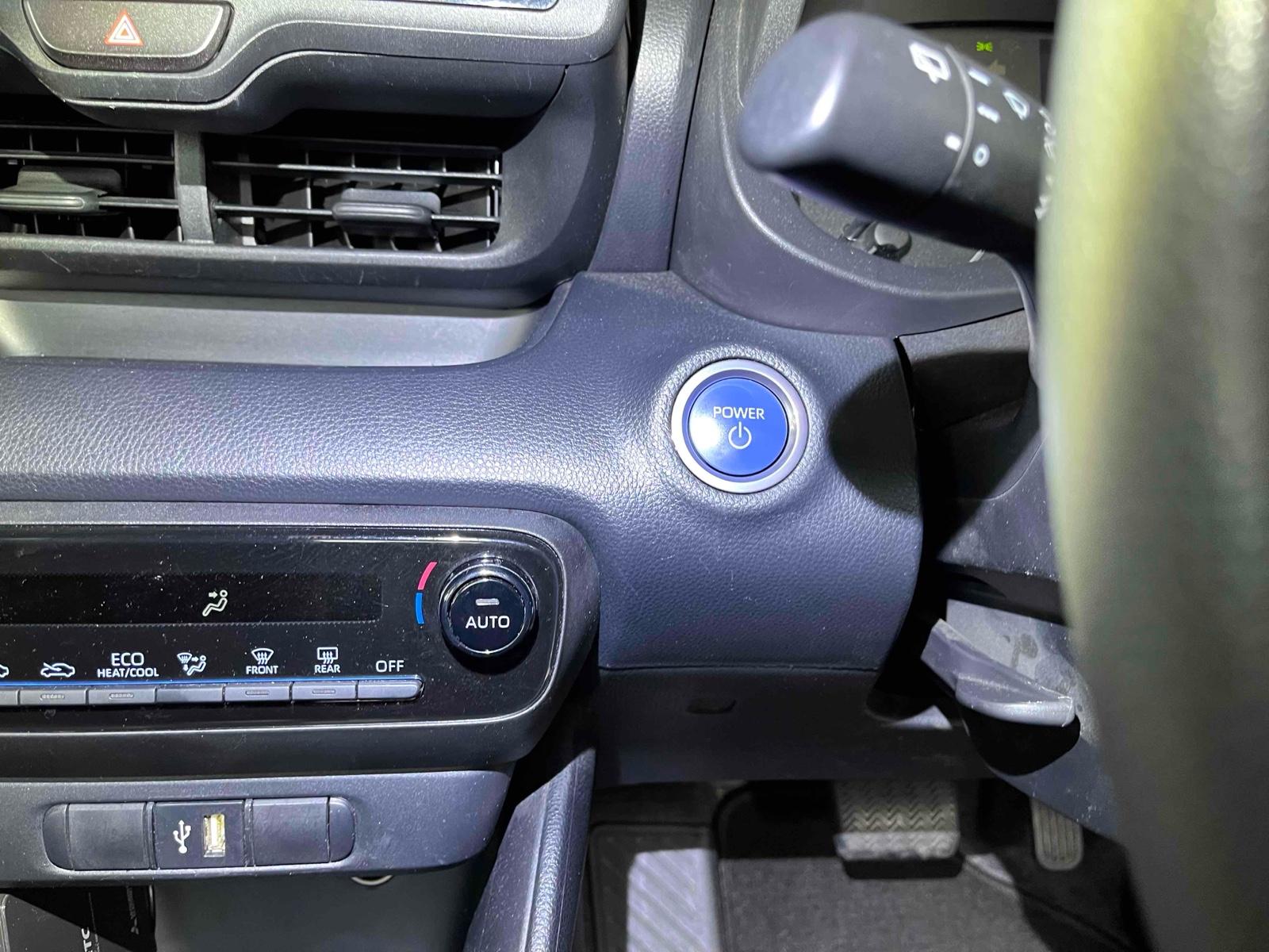 TOYOTA YARIS HYBRID X Image 15
