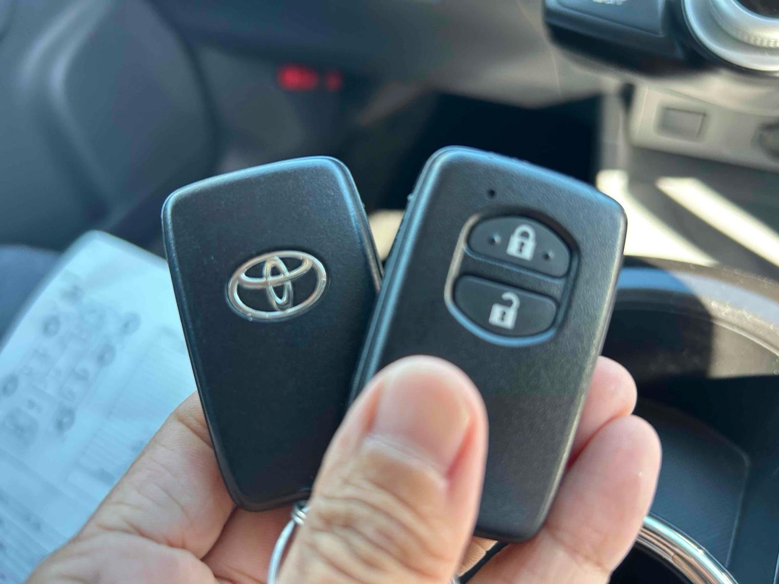 TOYOTA PRIUS ALPHA G 7SEATER Image 12