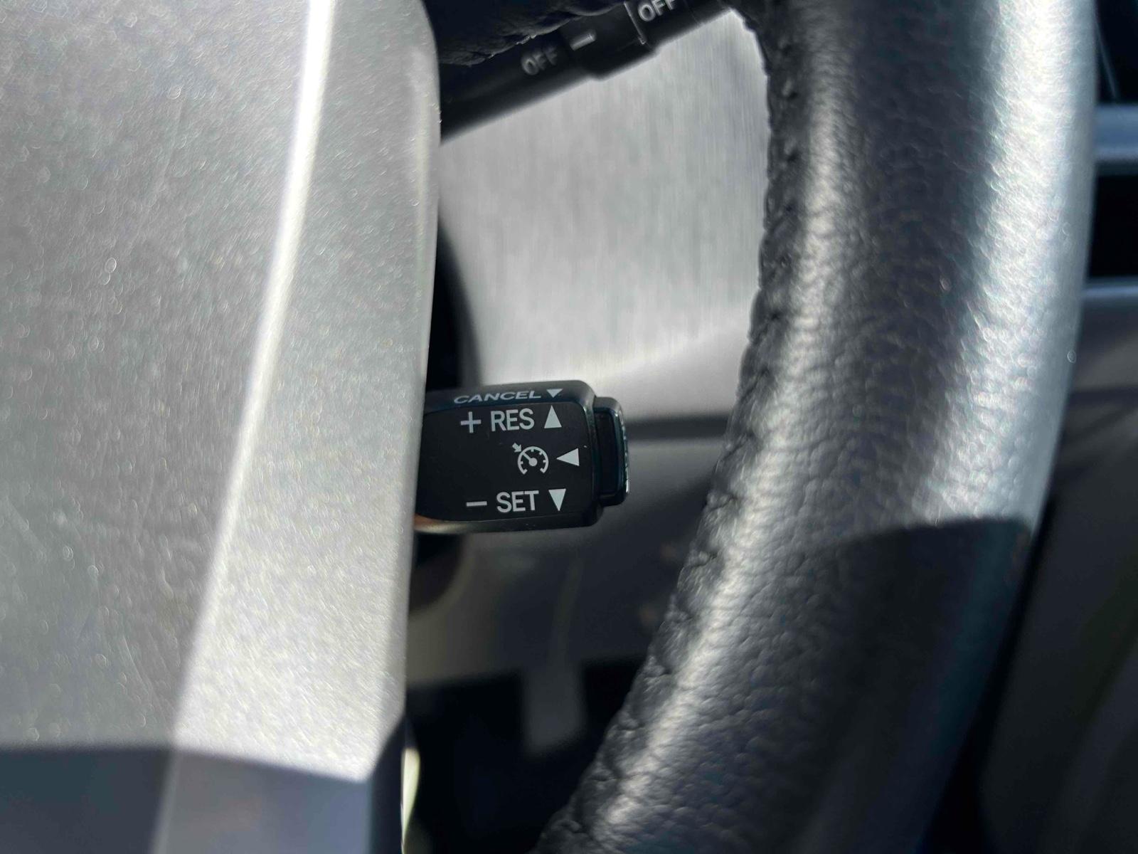 TOYOTA PRIUS ALPHA G 7SEATER Image 14
