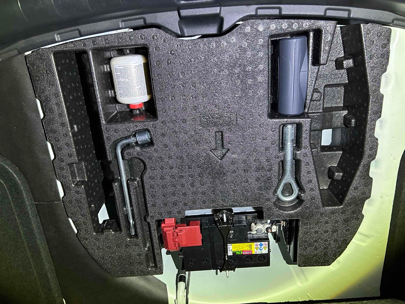 NISSAN KICKS 5D X TWO TONE INTERIOR EDITION Image 17