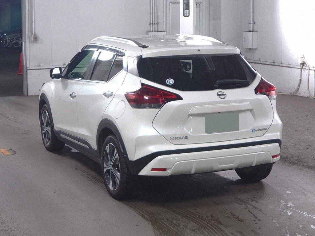 NISSAN KICKS 5D X TWO TONE INTERIOR EDITION Image 4