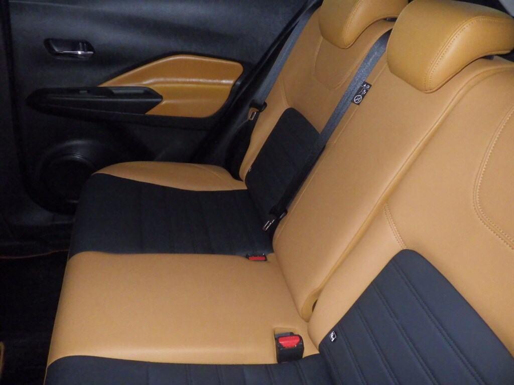 NISSAN KICKS 5D X TWO TONE INTERIOR EDITION Image 8