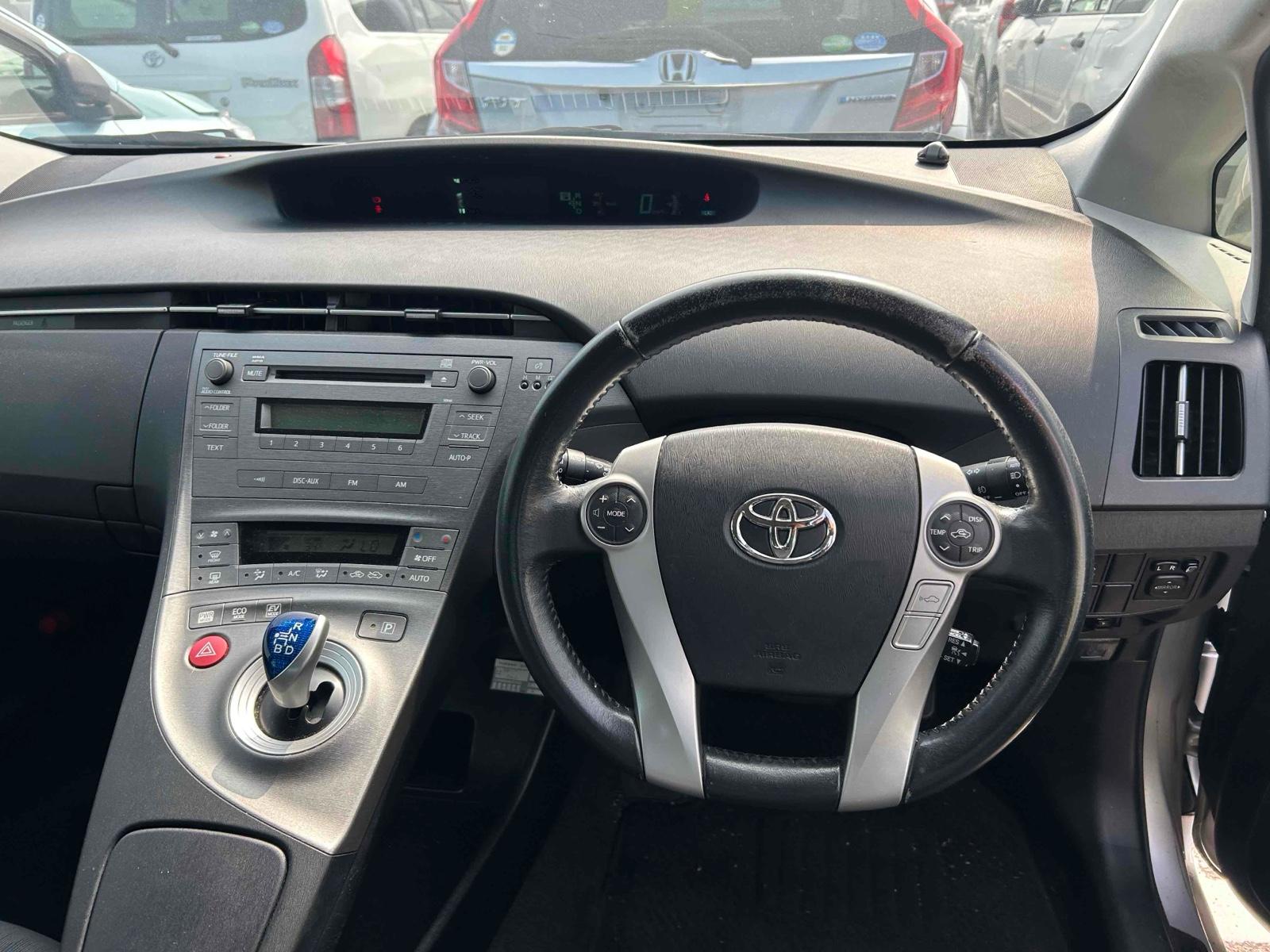 TOYOTA PRIUS G Image 5