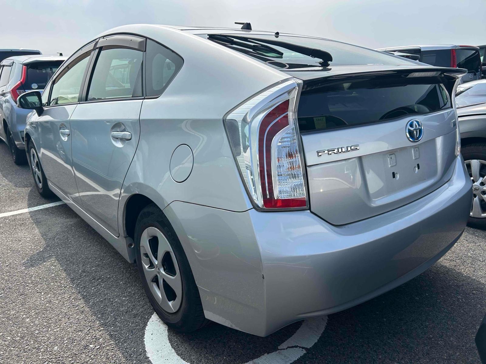 TOYOTA PRIUS G Image 2