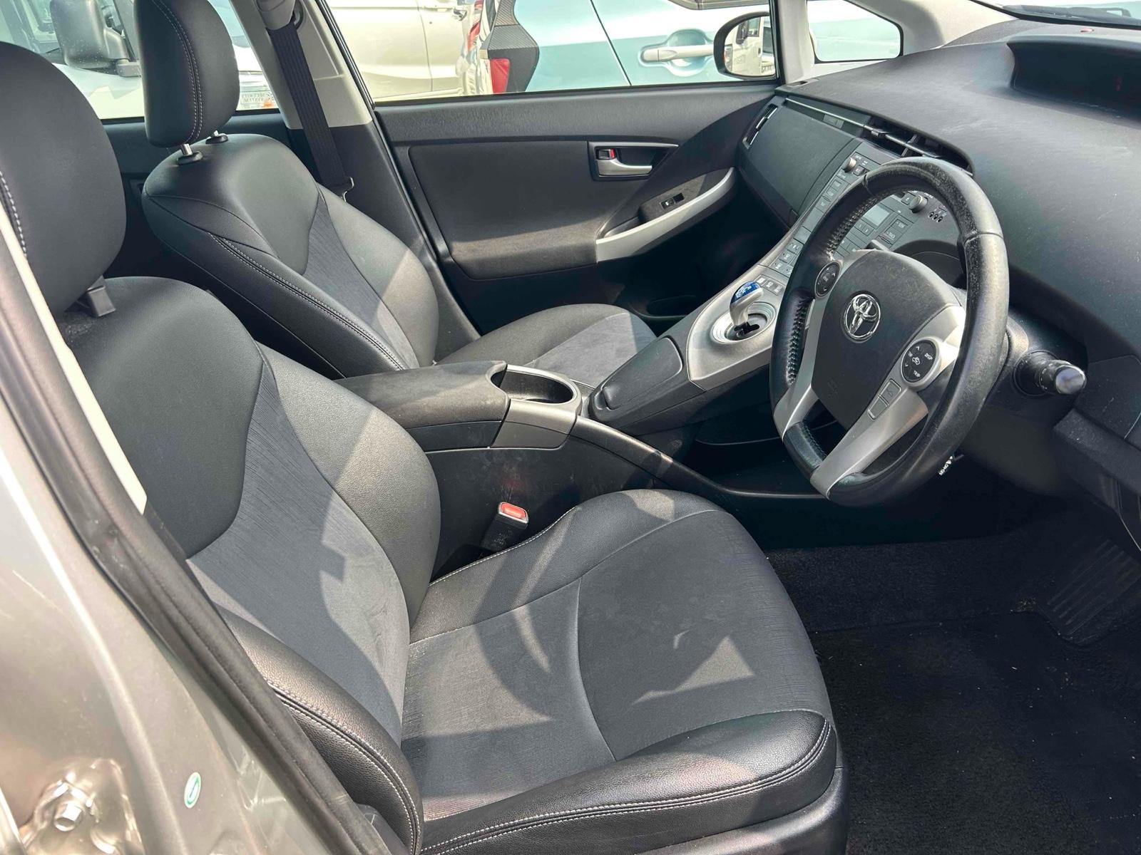 TOYOTA PRIUS G Image 6
