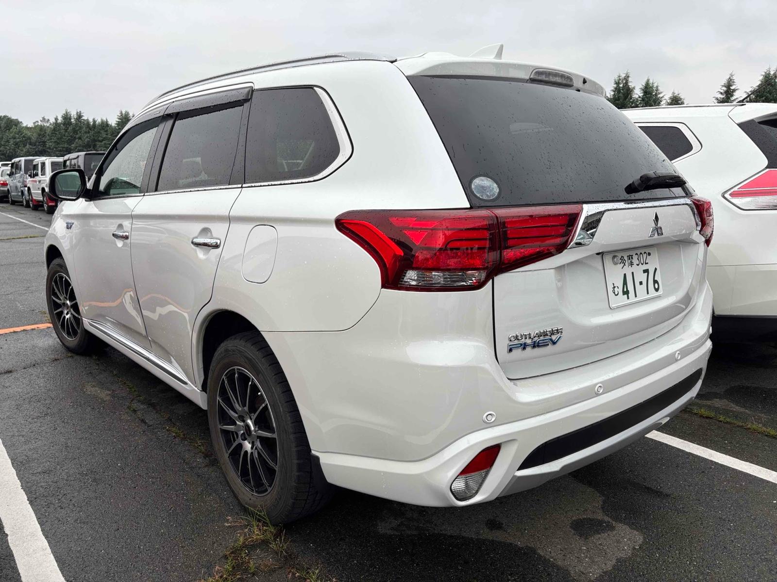 MITSUBISHI OUTLANDER PHEV 4WD G NAVI PACKAGE Image 2