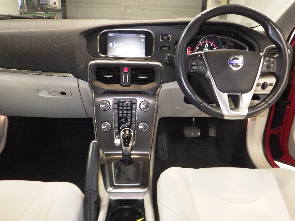 VOLVO V40 T4SE Image 3