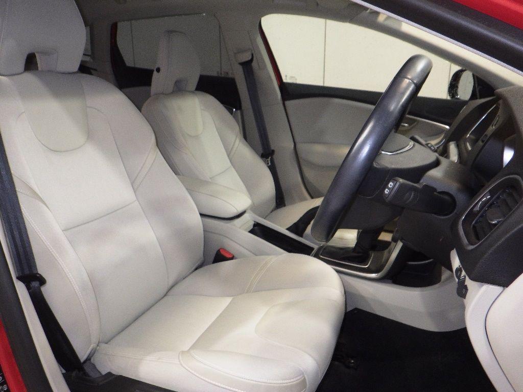 VOLVO V40 T4SE Image 5