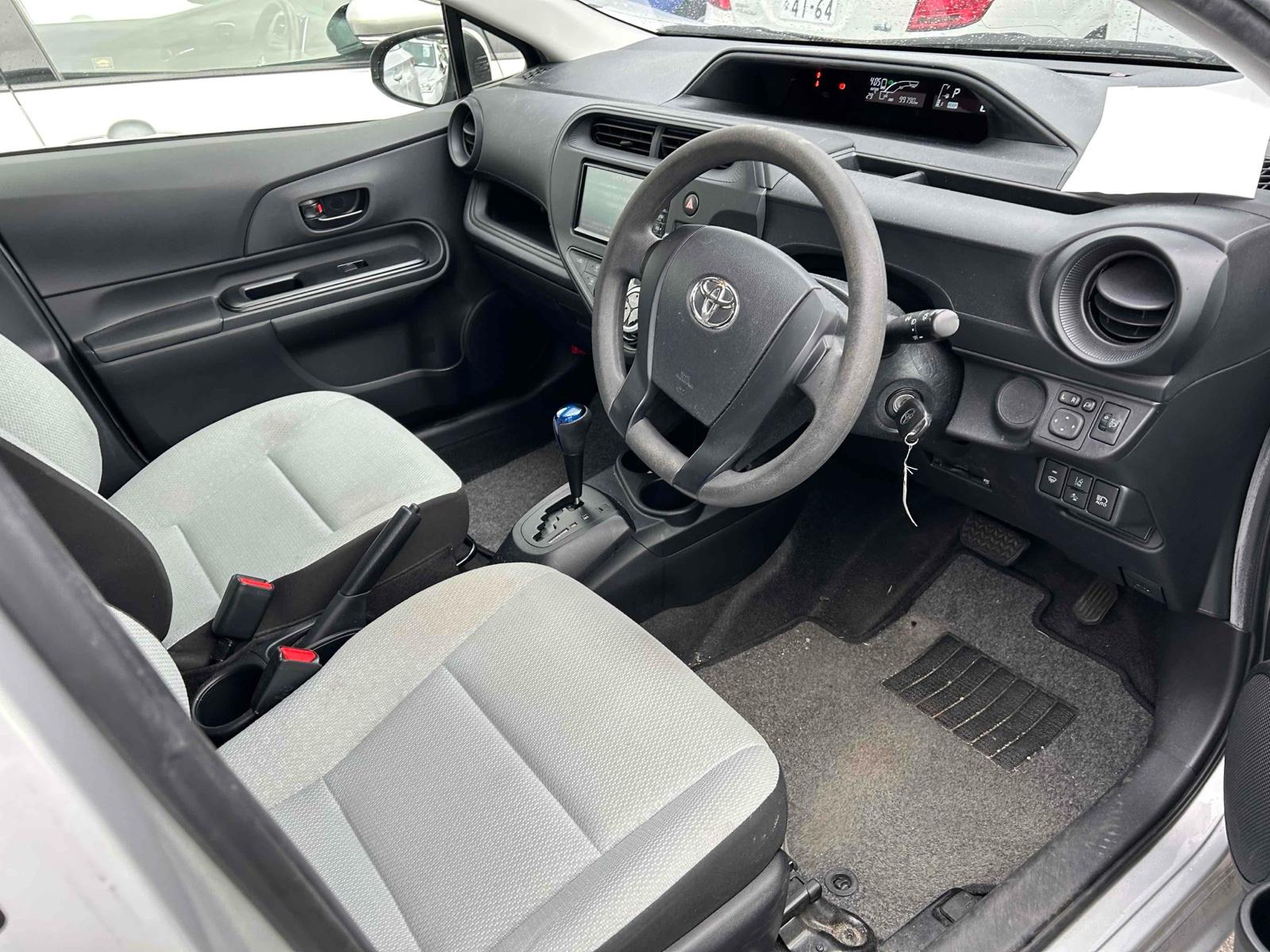 TOYOTA AQUA L Image 11