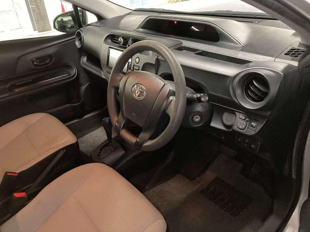 TOYOTA AQUA L Image 3