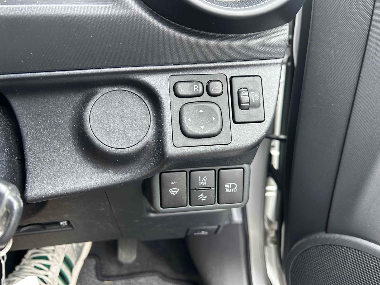 TOYOTA AQUA L Image 12