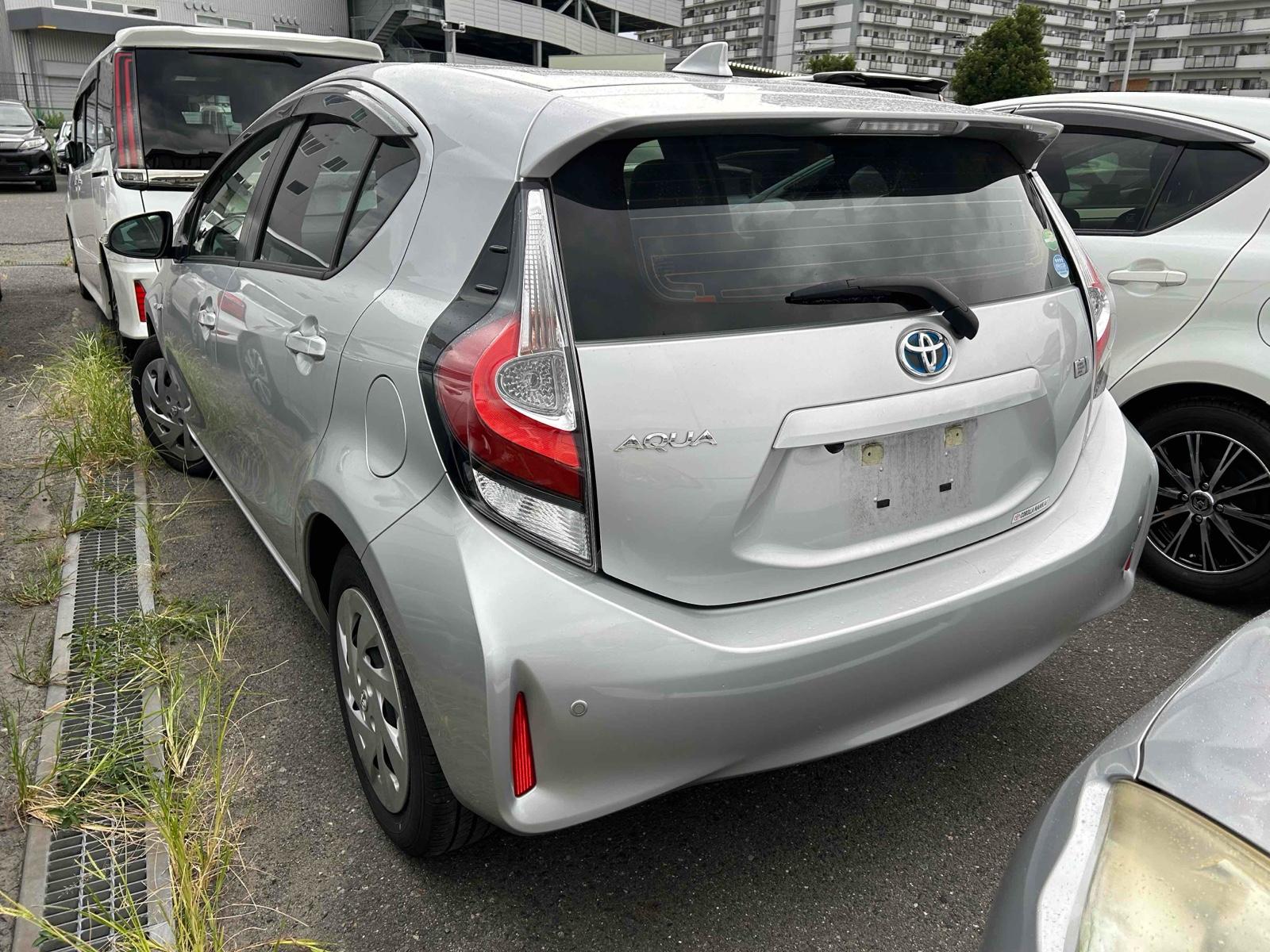 TOYOTA AQUA L Image 10