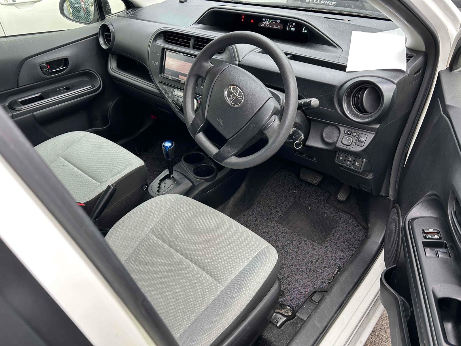 TOYOTA AQUA L Image 8