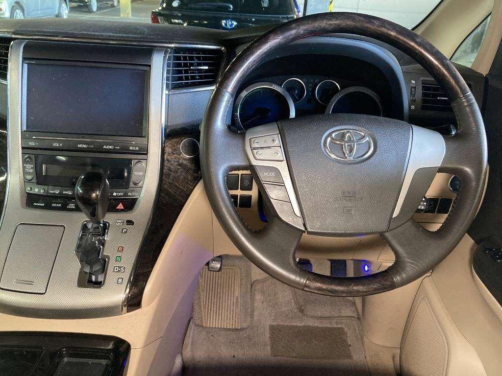 TOYOTA ALPHARD HYBRID X 4WD Image 6