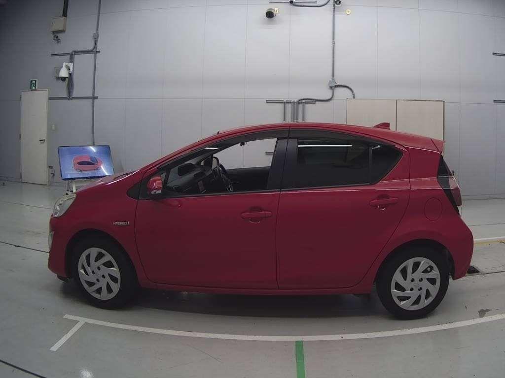 TOYOTA AQUA G Image 10