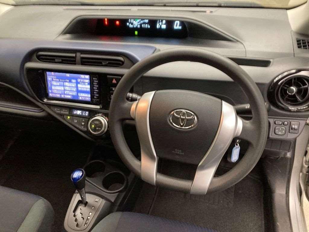 TOYOTA AQUA S Image 8