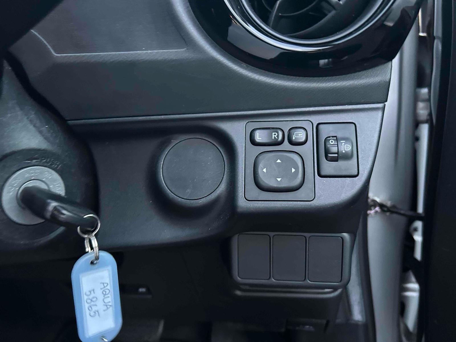 TOYOTA AQUA S Image 15