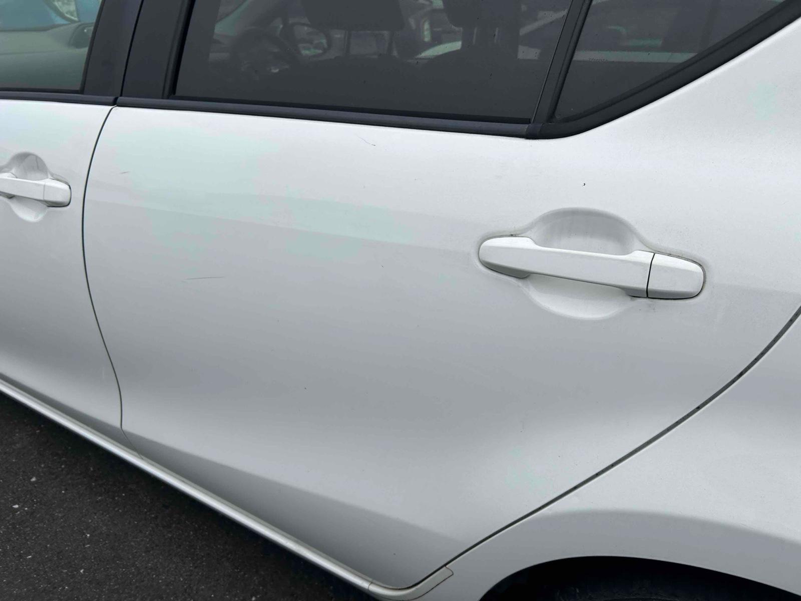TOYOTA AQUA S Image 10
