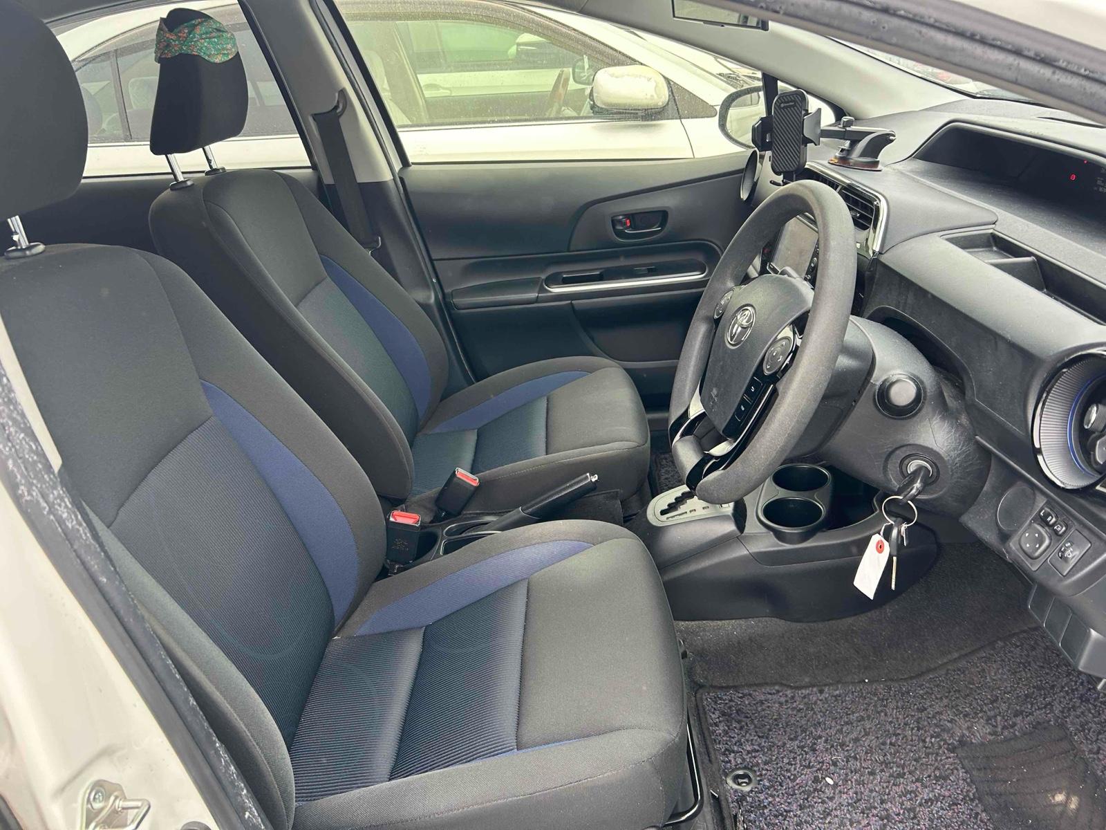 TOYOTA AQUA S Image 6