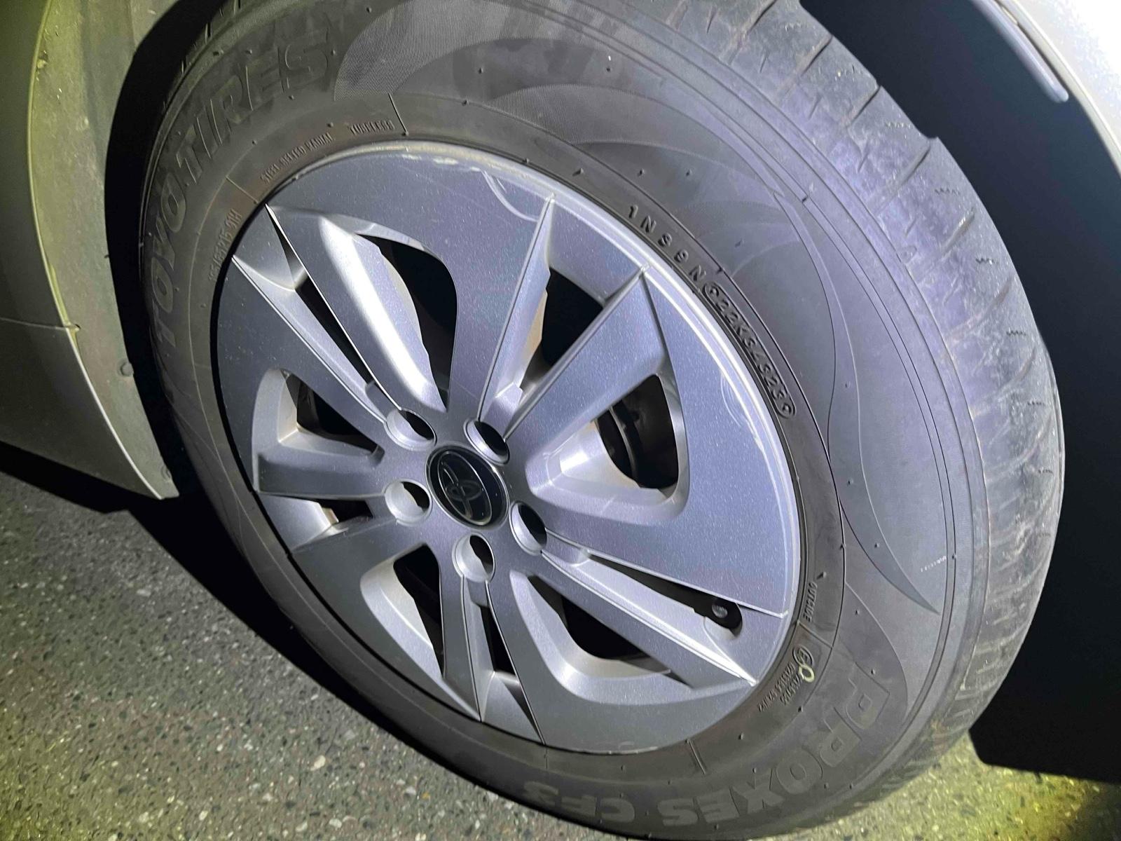 TOYOTA PRIUS 5D Image 8
