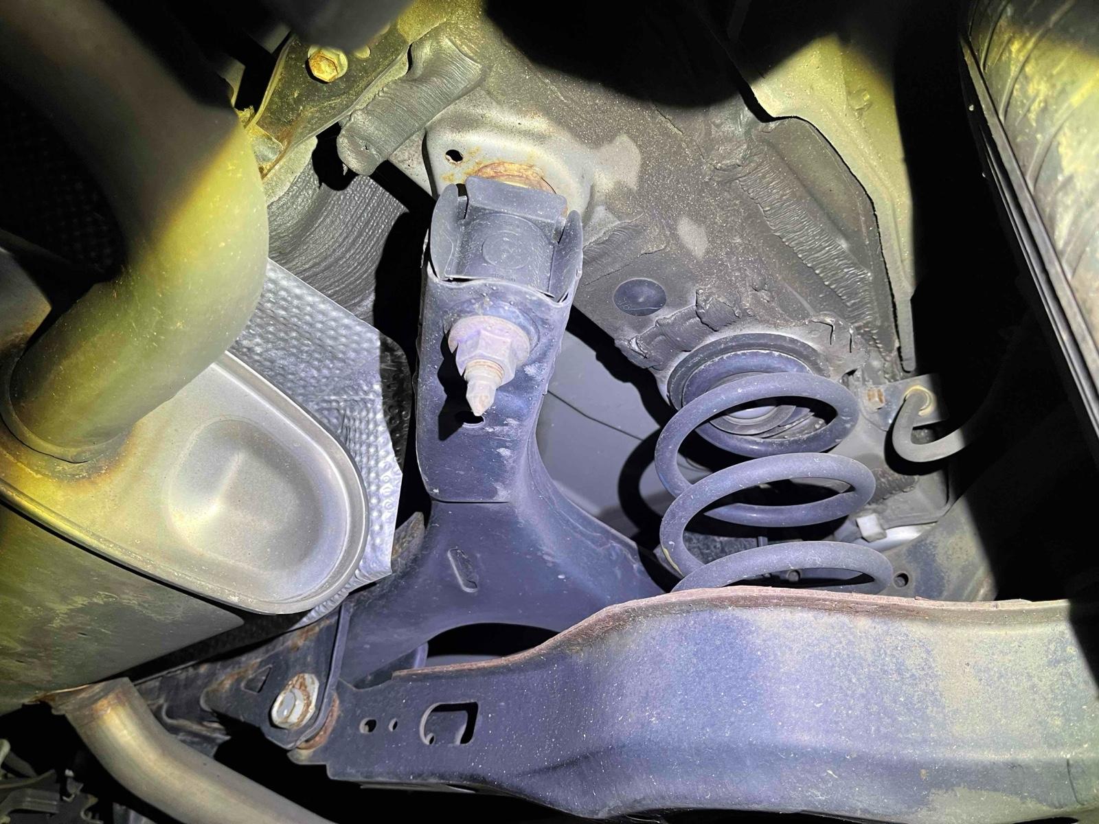 TOYOTA PRIUS 5D Image 13