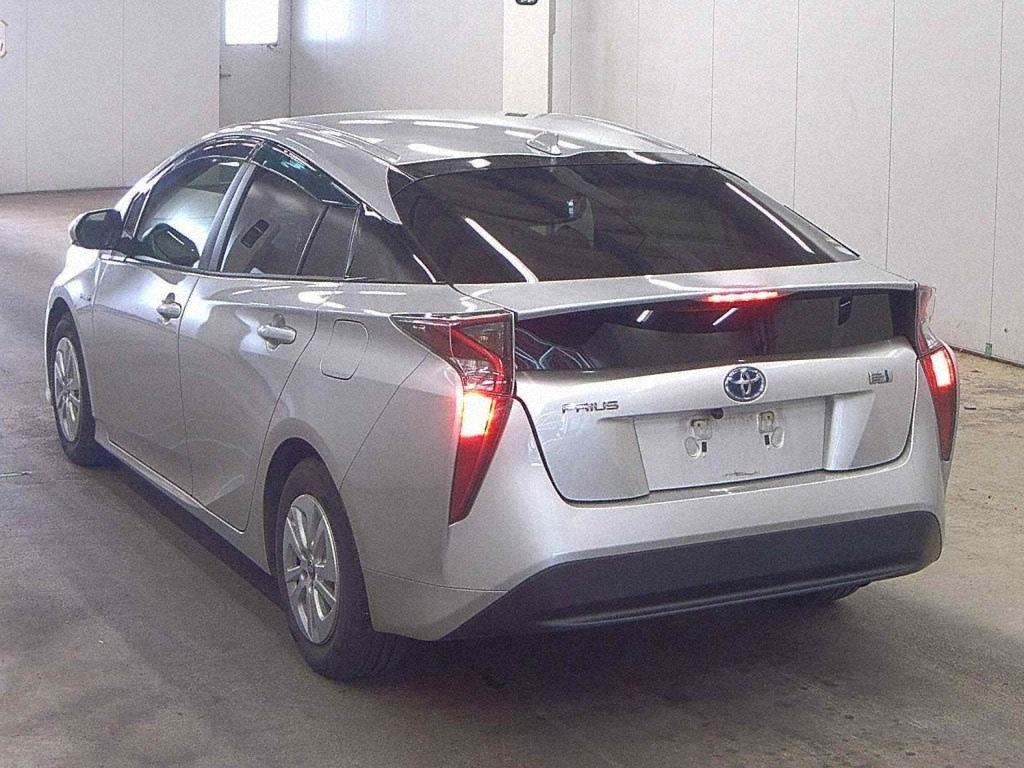 TOYOTA PRIUS 5D Image 2