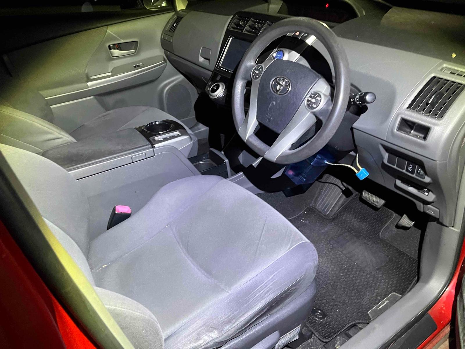 TOYOTA PRIUS ALPHA S Image 5