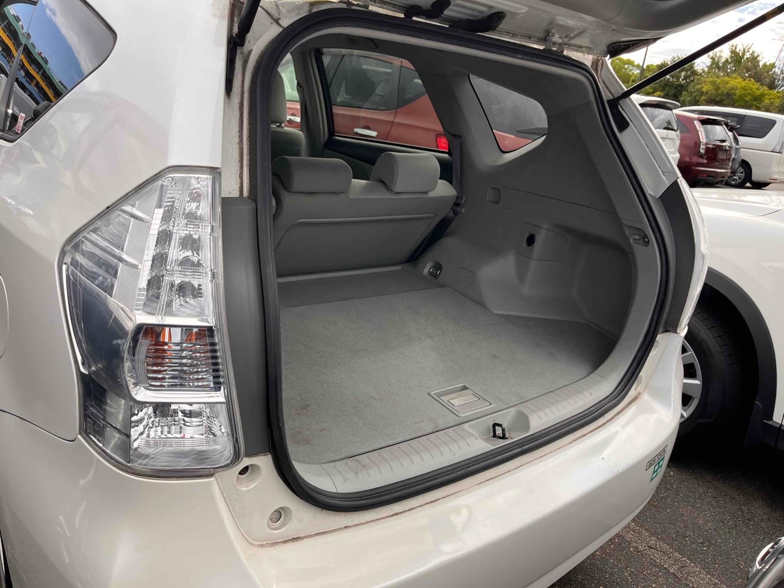 TOYOTA PRIUS ALPHA S Image 12