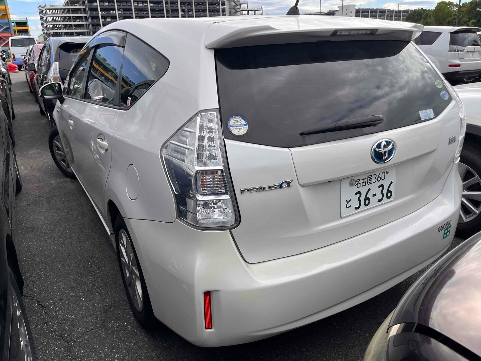 TOYOTA PRIUS ALPHA S Image 2