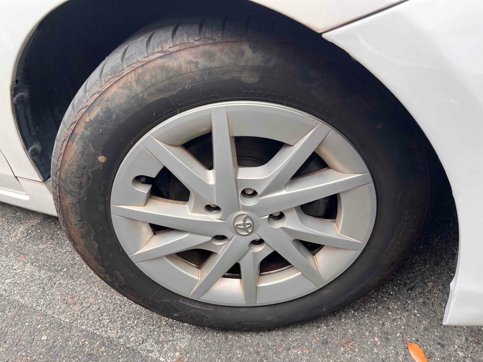 TOYOTA PRIUS ALPHA S Image 26