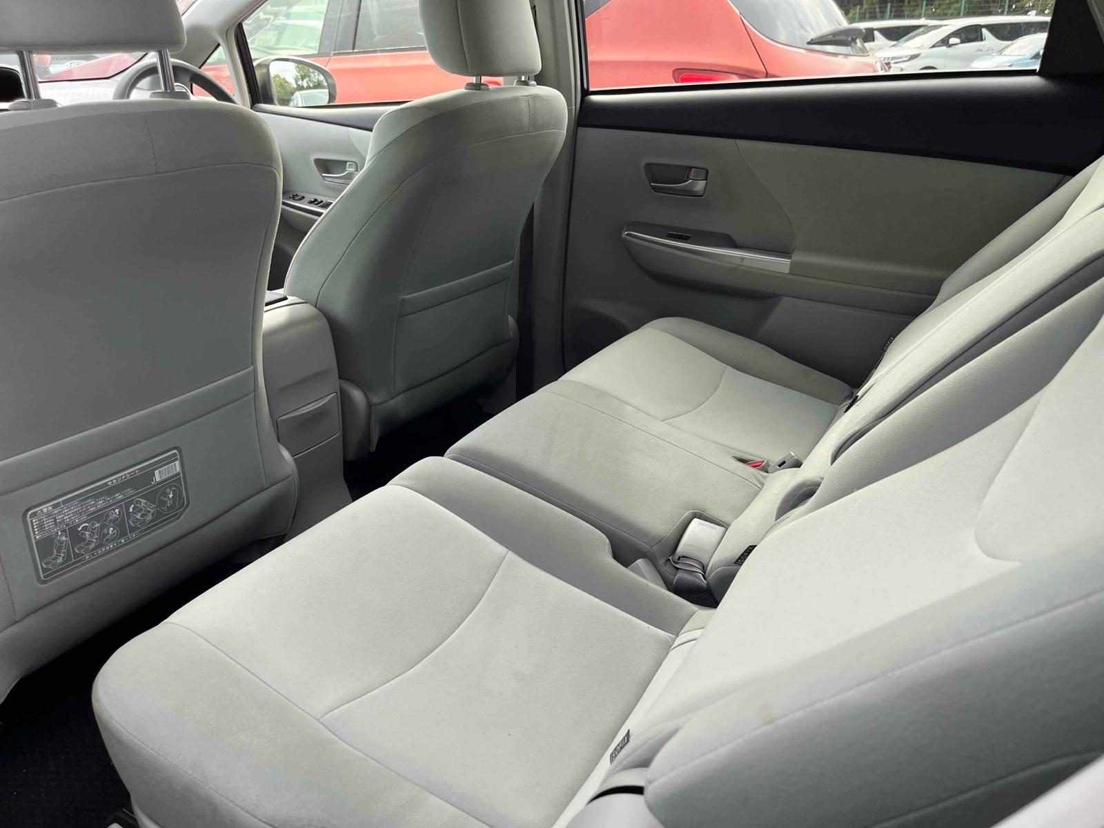 TOYOTA PRIUS ALPHA S Image 11