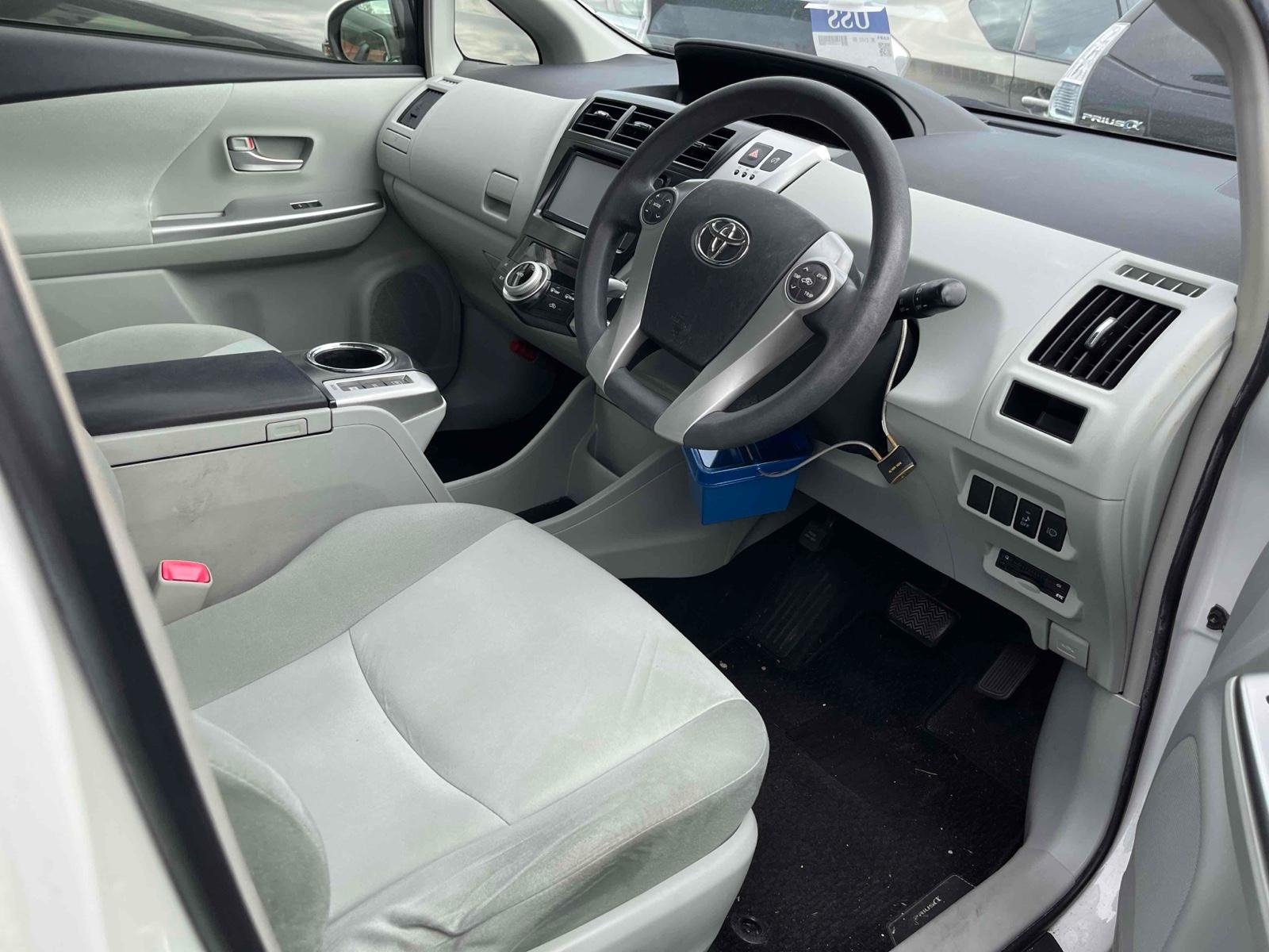 TOYOTA PRIUS ALPHA S Image 9