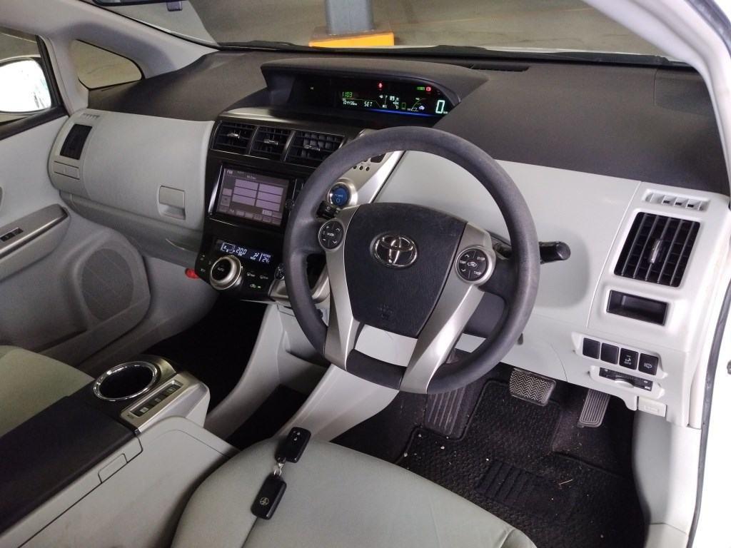 TOYOTA PRIUS ALPHA S Image 5
