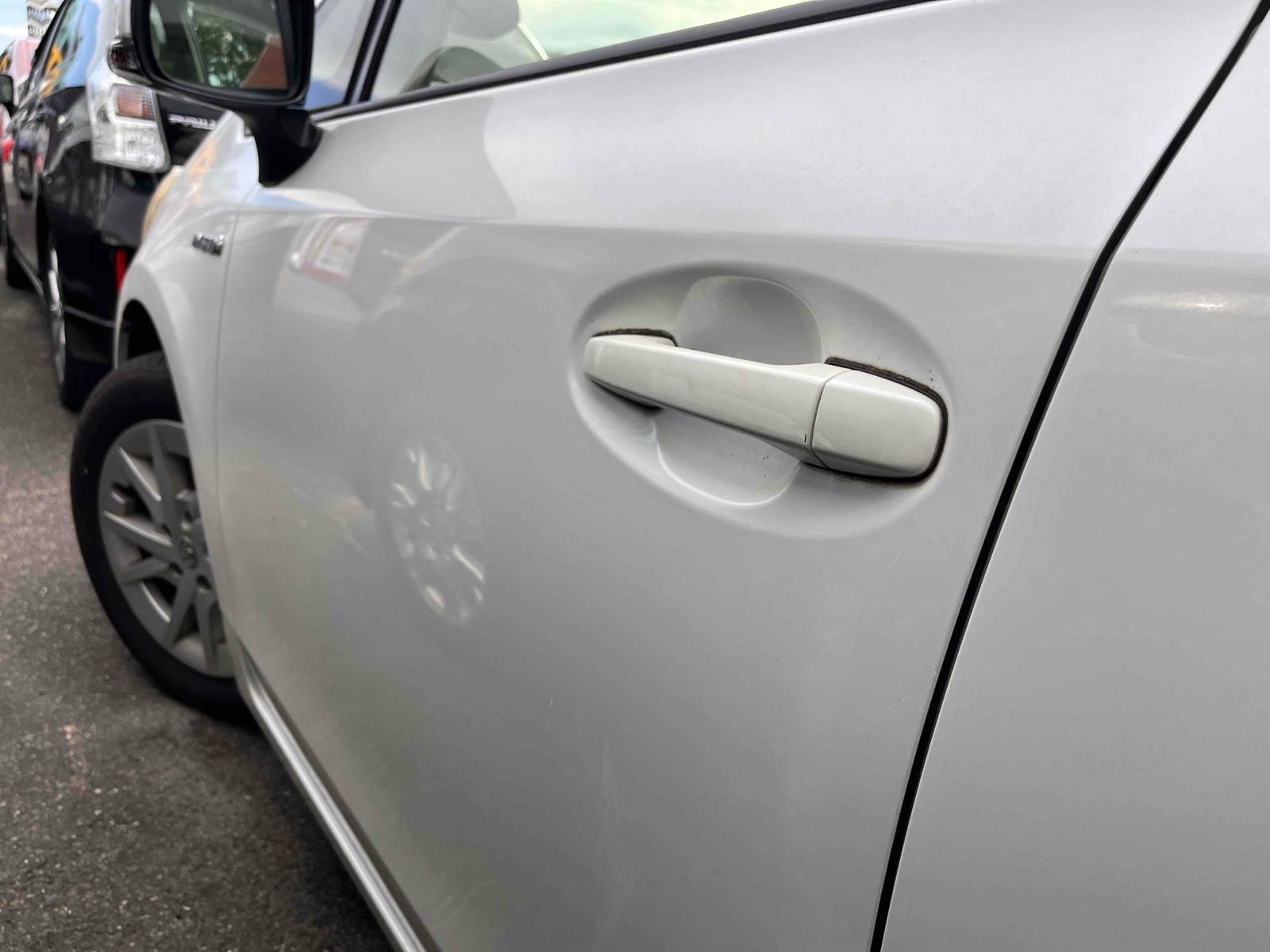 TOYOTA PRIUS ALPHA S Image 13
