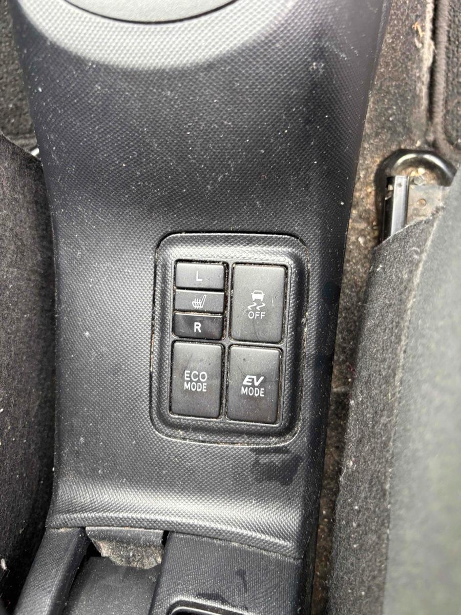 TOYOTA AQUA S Image 10