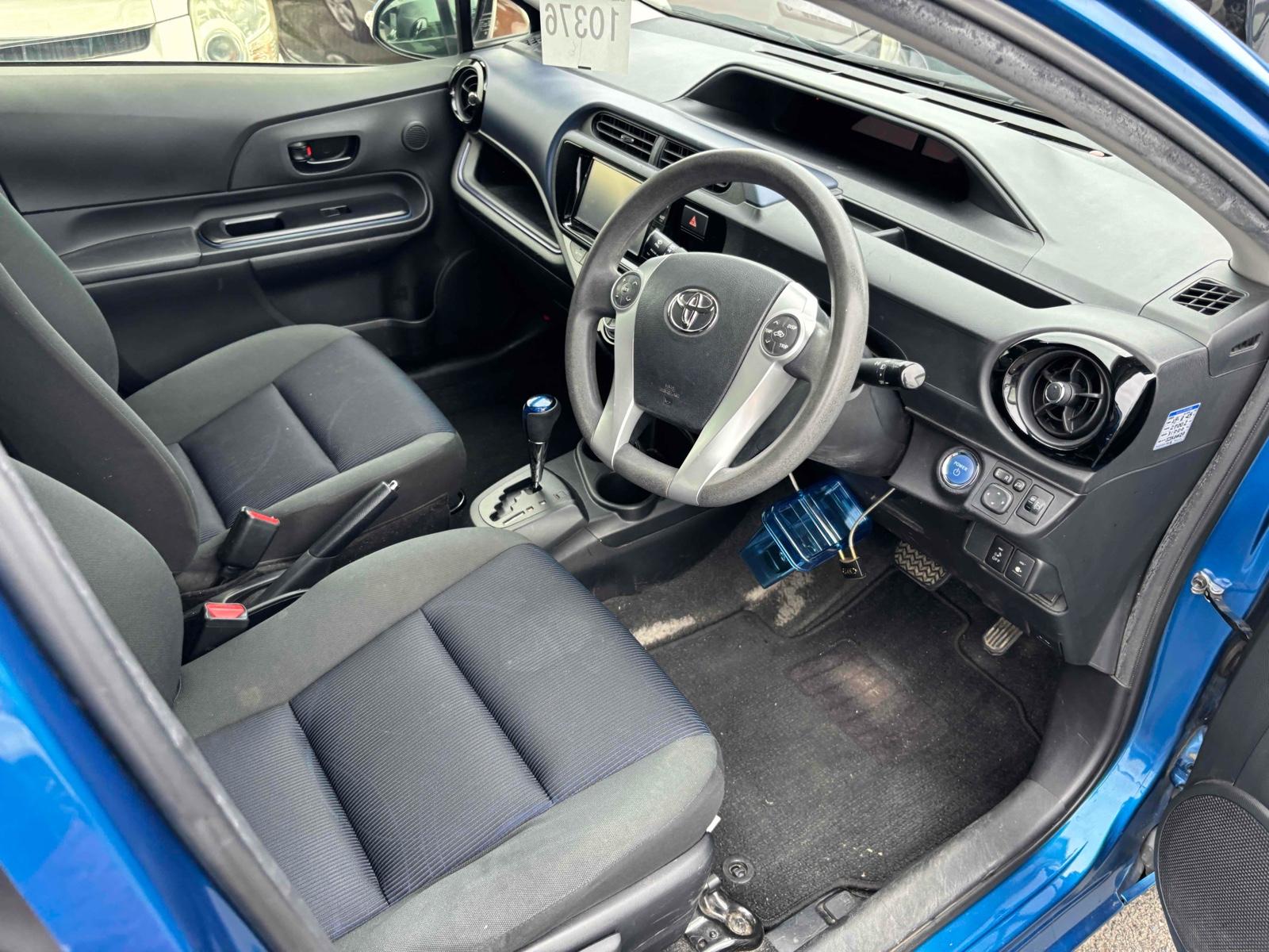 TOYOTA AQUA S Image 9