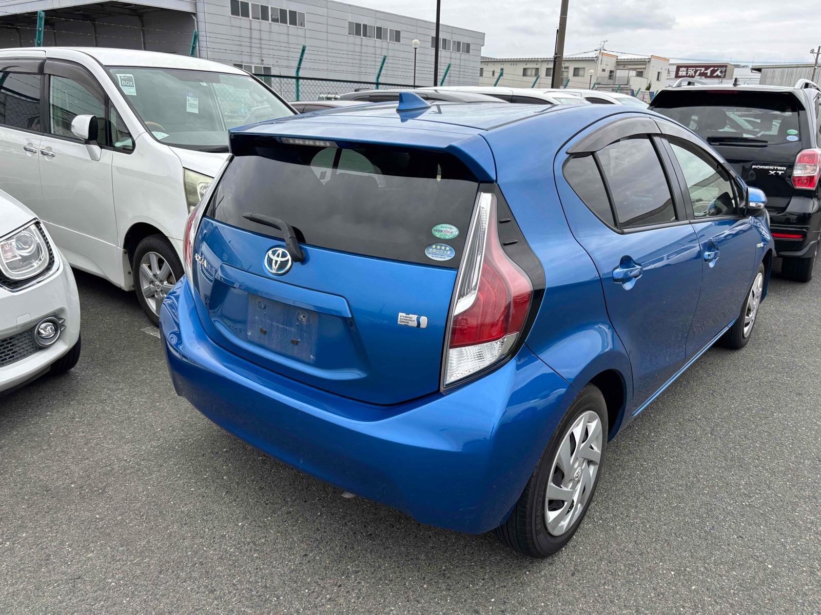TOYOTA AQUA S Image 8