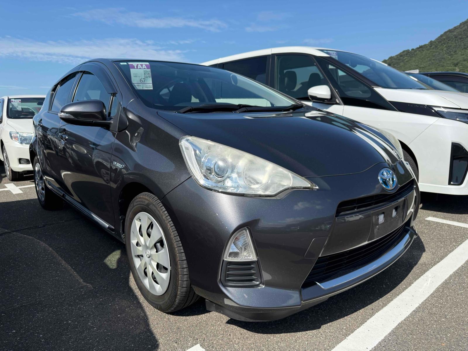 TOYOTA AQUA S Image 8