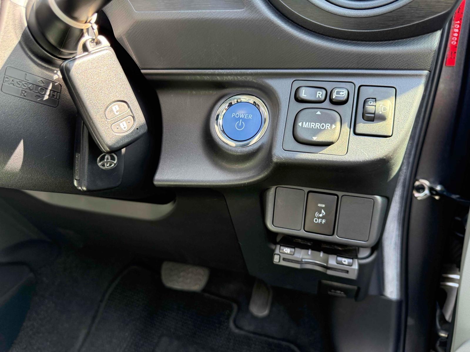 TOYOTA AQUA S Image 11